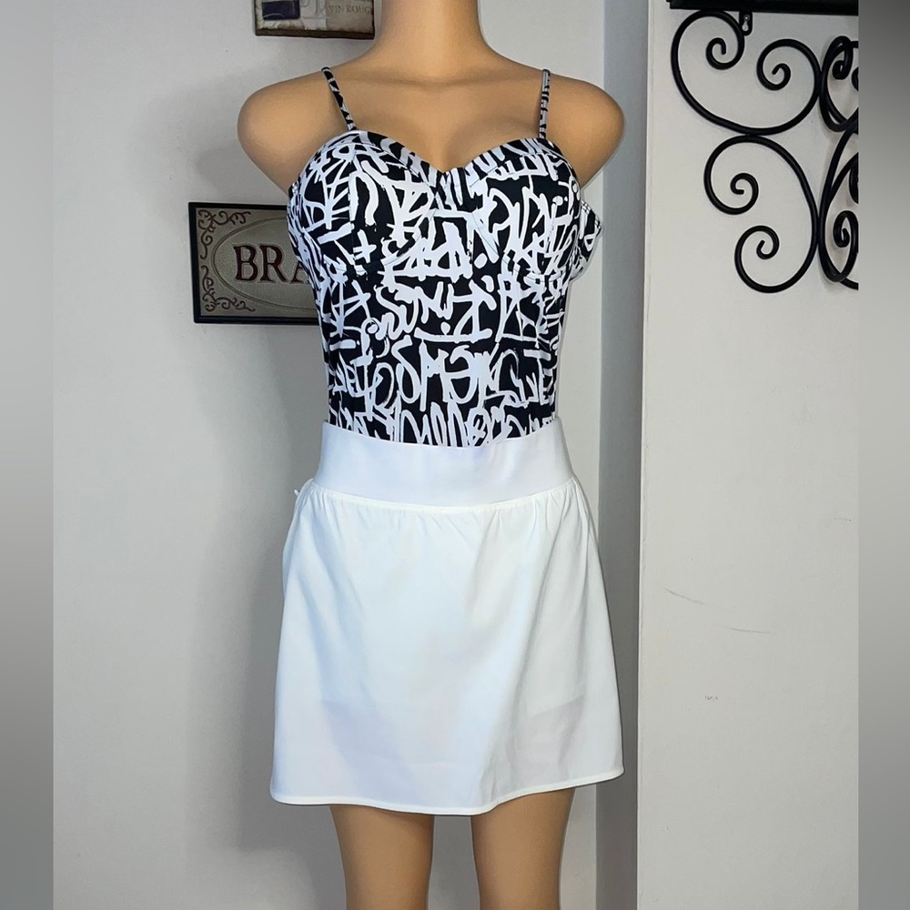 WHITE ATHLETIC SKIRT WITH UNDER SHORTS AND POCKETS SIZE XL | THE NORTH FACE